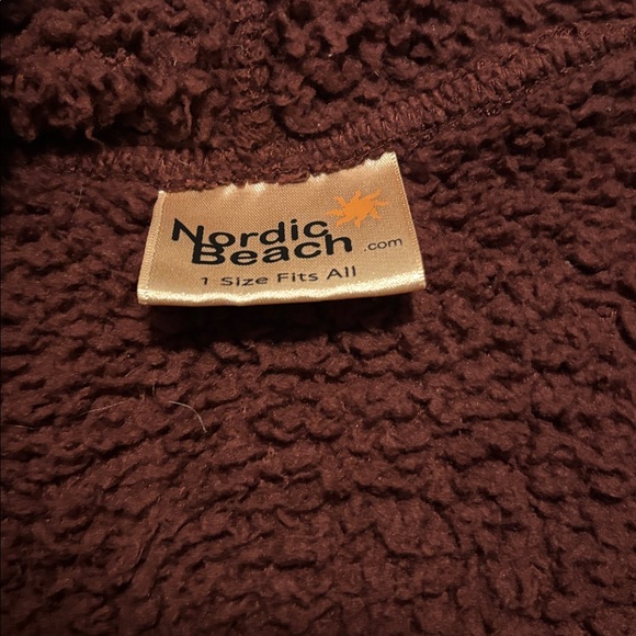 Nordic Beach Burgundy Fuzzy Hooded Jacket with tight wrists - Picture 2 of 4